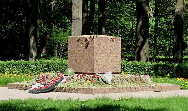 013-Памятный знак Гнроям Советского Союза